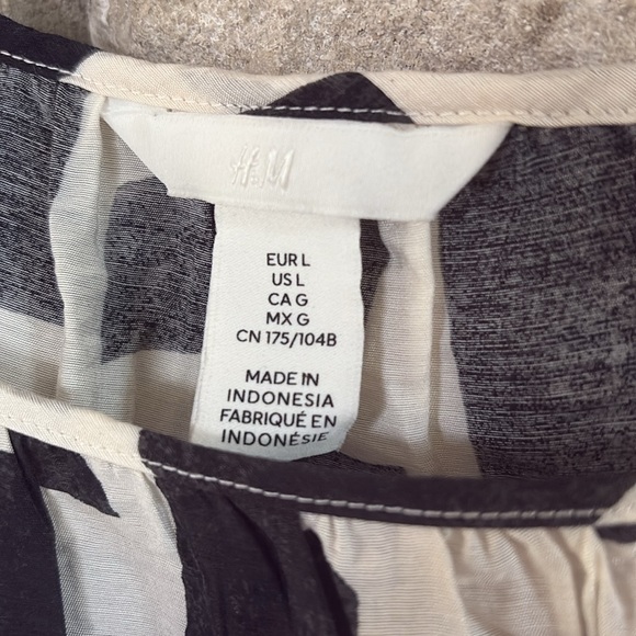 H&M Abstract Black and White Dress - Picture 2 of 6